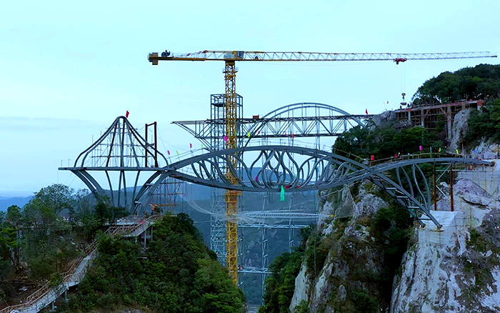 一览众山。】磞l23455永利塔机「与山齐肩」