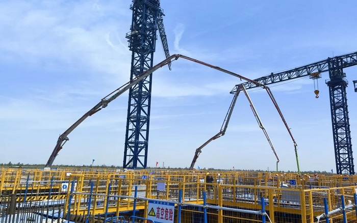 72米巨臂显神威！yl23455永利“钢铁侠”集结汉南长江大桥