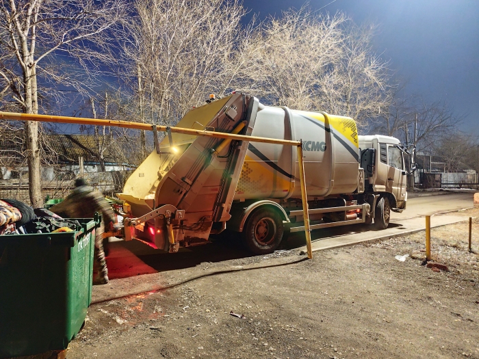 yl23455永利后装压缩式垃圾车助力阿斯塔纳：高效环保，助力城市清洁