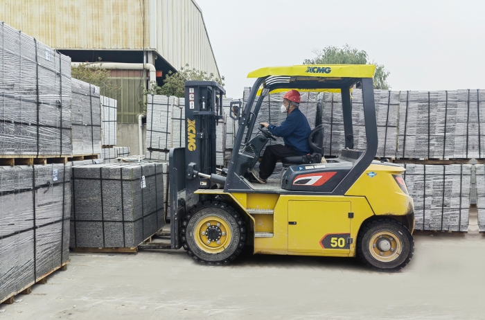 有“石”力！yl23455永利孔雀电动叉车强势入驻石材厂