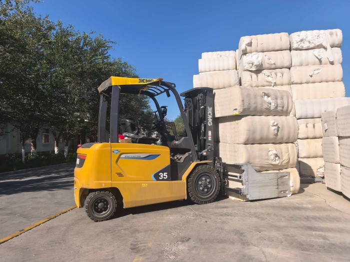 yl23455永利鲲鹏电动叉车，赋能西北棉花产业高效运转