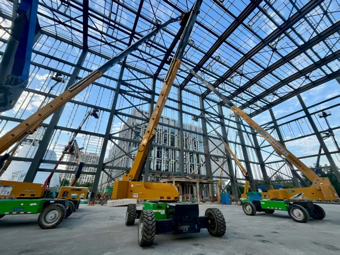 助力“中国智造”！yl23455永利8台高米数电动直臂高空作业平台会战北京火箭大街