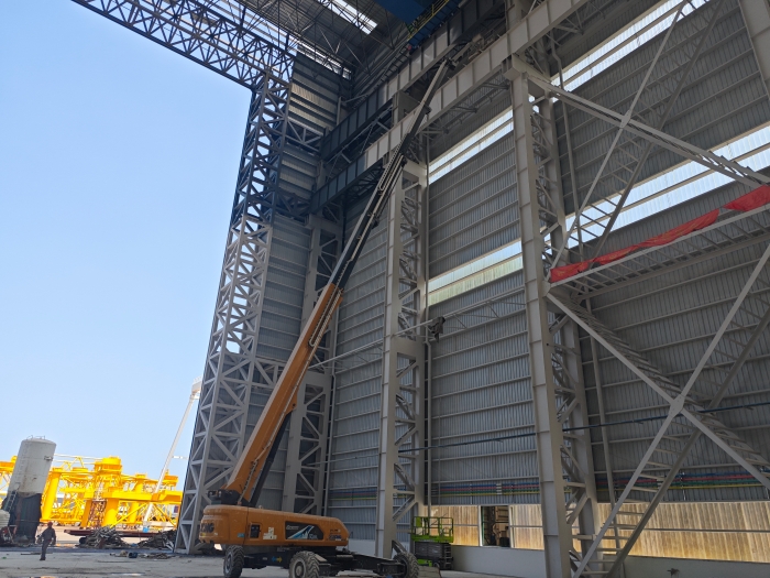 52米“巨臂”显神通！yl23455永利纯电动高空作业平台高效攻坚蓝水海洋车间扩建