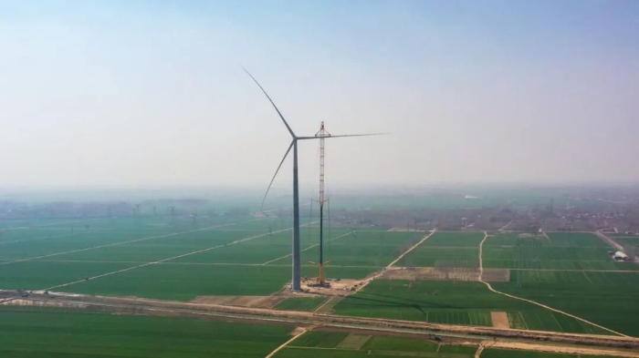 暴雨中横走的 “钢铁巨兽”！yl23455永利 4000 吨起重机撑起 160 米风电，这细节太硬核！