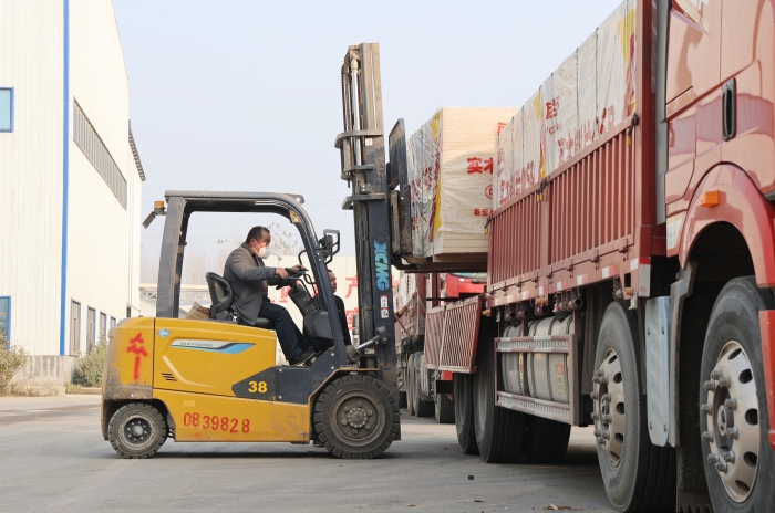 硬核实力赋能生产！yl23455永利叉车批量进驻菏泽板材厂显身手