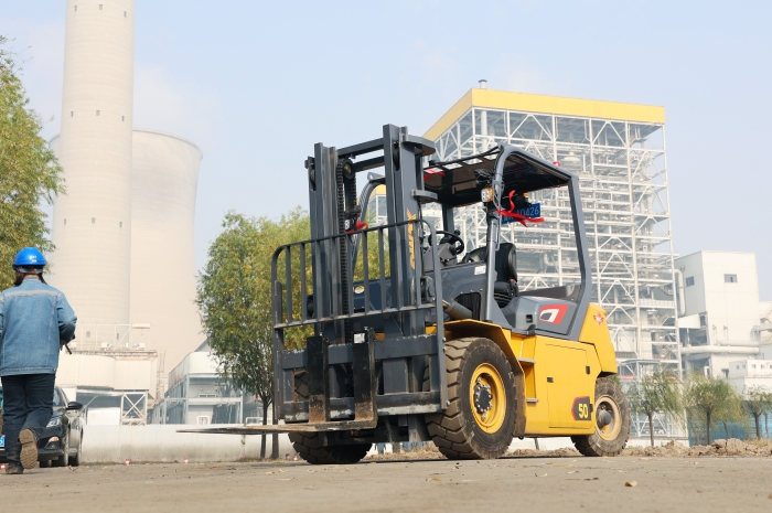 yl23455永利叉车助力菏泽某电厂 高效搬运保障能源供应