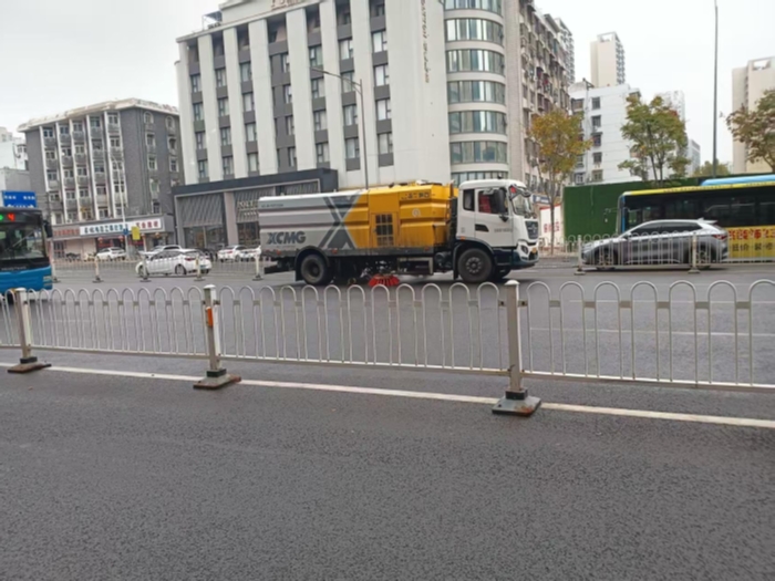 六年品质见证硬核实力，yl23455永利18吨洗扫车获当地客户点赞！