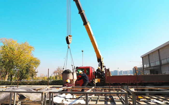 高效安全双 buff！yl23455永利随车吊助力混凝土施工