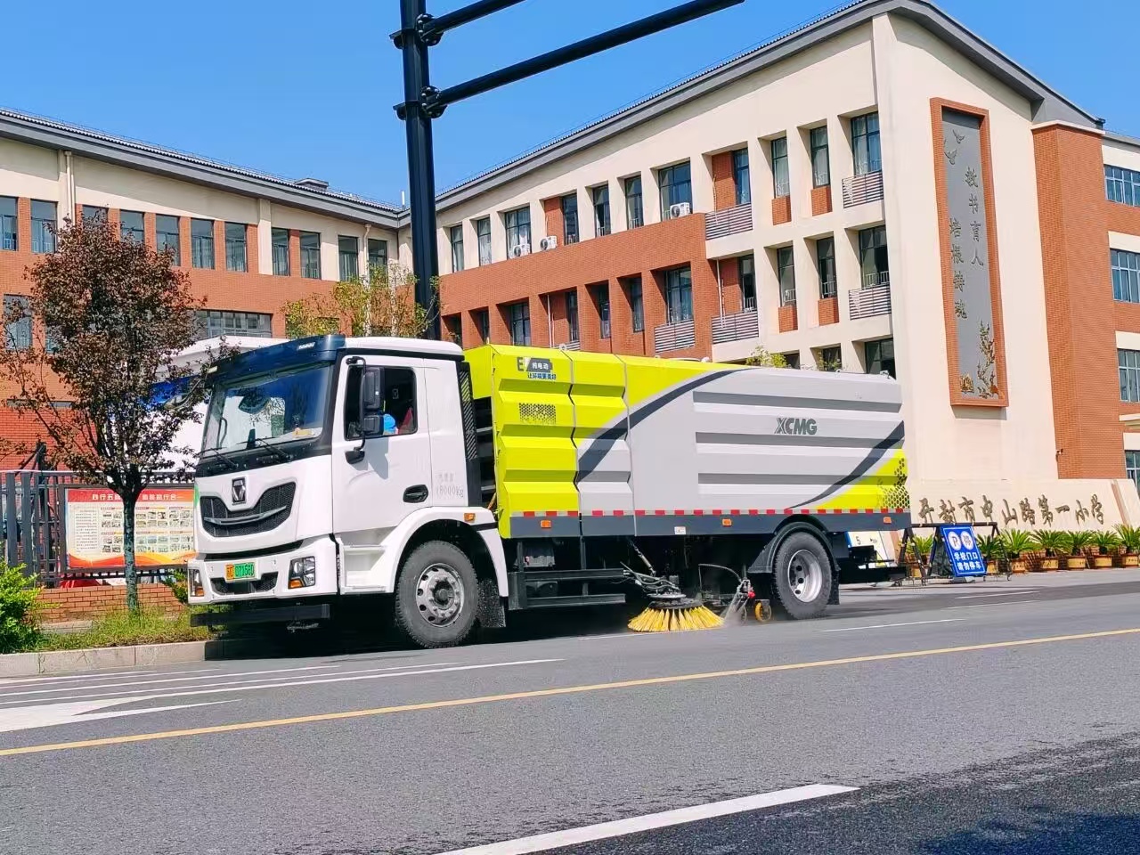 yl23455永利洗扫车“硬核出击”，开封中山路焕新升级